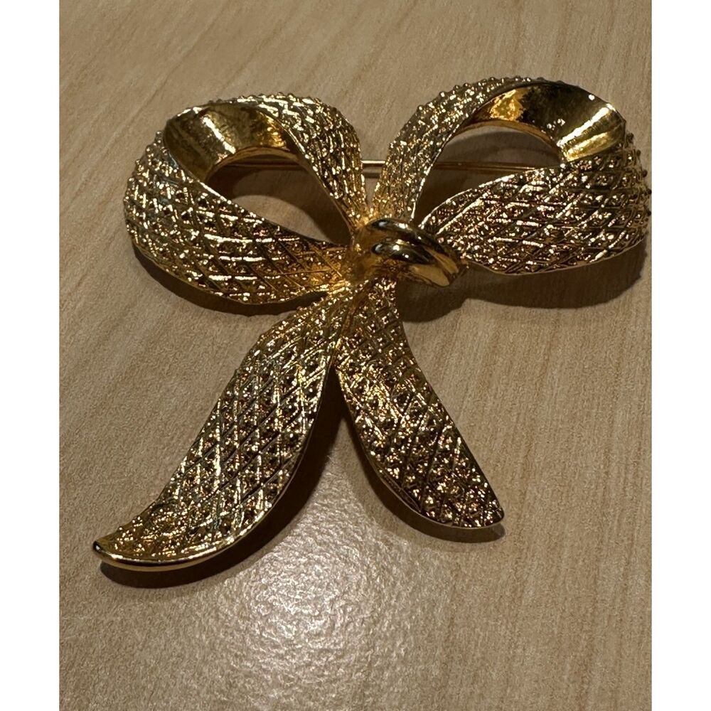 Vintage Gold Tone Textured Ribbon Bow Brooch Pin Quilted Crosshatch Pattern